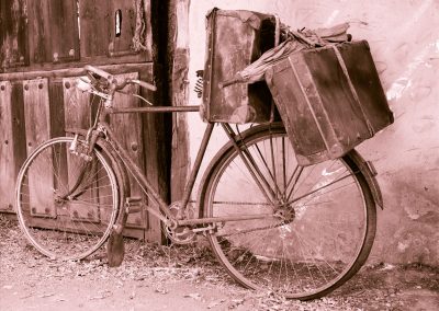 bicicleta-vieja-rota-abandonada-fachada